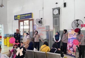 Polwan Polres Pasuruan Gelar Rise and Speak di Stasiun Bangil