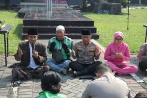 Do’a Bersama dan Bhakti Sosial Ojol dan Polres Mojokerto wujud Solidaritas Almarhum Affan