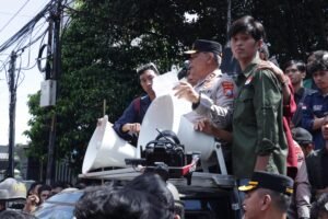 Kapolda Jatim Temui Massa Unras Aliansi BEM Nusantara di Depan Mapolda Jawa Timur