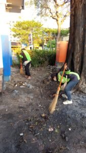 Ojol dan Warga Kompak Bersihkan Pos Polisi yang Dibakar Massa di Surabaya