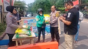 Berjualan Beras SPHP Alah Polsek Waru Santai Tapi Laris Manis
