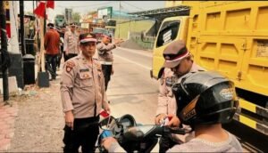 Polsek Krembung Meriahkan HUT Kemerdekaan RI ke-80, Berbagi Bendera Merah Putih ke Pengendara