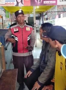 Polsek Krian Gelar Patroli, Beri Himbauan Humanis dan Harkamtibmas ke Warga Aturan Jam Malam, khususnya bagi  Pelajar dan Remaja.