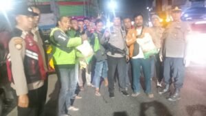 Patroli Sinergi TNI-Polri Disertai Aksi Sosial Berbagi Beras kepada Greb di kawasan Simpang 5 Krian