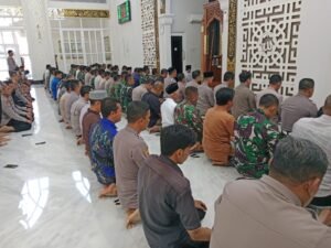 Kebersamaan di Tengah Aksi Penyampaian Pendapat di Mapolresta Sidoarjo