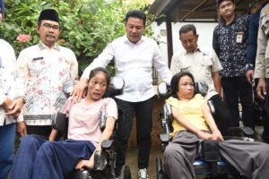 Bupati Sidoarjo Serahkan Bantuan Dua Kursi Roda Sekaligus