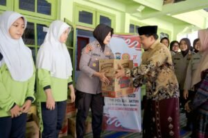 Polri Untuk Masyarakat : SPN Polda Jatim Sentuh Hati Anak Yatim di Momen Hari Jadi Polwan ke-77