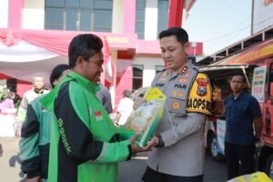 Polres Jember Hadirkan Pasar Murah, Pengemudi Ojol Bawa Pulang Sembako Dengan Senyum Sumringah