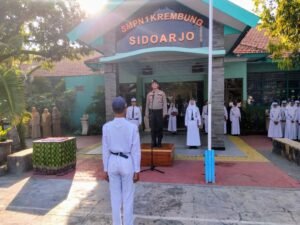 Kanit Binmas Polsek Krembung Pimpin Upacara di SMPN Krembung, Sampaikan Arahan Kapolsek Jauhi Sifat Anarkis