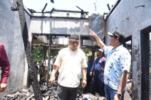 Bupati Bakal Perbaiki Rumah Warganya Yang Terbakar