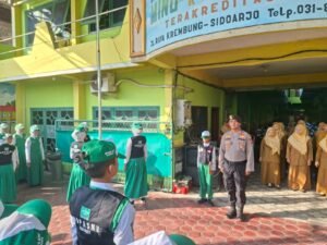 Kanit Binmas Polsek Krembung Jadi Pembina Upacara di MINU Krembung