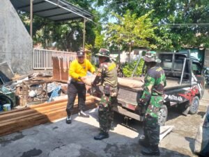 Wujud TNI-Polri Bersinergi, Polsek Krian Ikut Karya Bakti Renovasi Rumah Warga di Sedenganmijen