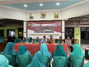 Kanit Binmas Polsek Krembung Bersama Babinsa Gelar Giat Curhat Kamtibmas Terima Aspirasi Ibu Ibu PKK