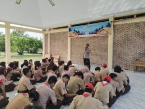 Kanit Binmas Polsek Krembung Beri Edukasi Kepramukaan ke Pramuka SMA Dharma Wanita 4 Taman