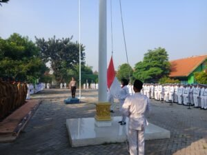 Kanit Binmas Polsek Krembung jadi Irup di SMAN 1 Krembung,Ajak Siswa Jaga Disiplin dan Cinta Tanah Air