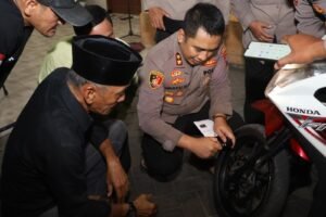 Cangkrukan Kamtibmas Polres Pelabuhan Tanjungperak Beri 200 Kunci Ganda Motor ke Warga