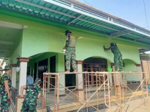 Danramil 0816/13 Wonoayu Gencarkan Sosial Pengecatan Mushola Darussalam Sambut HUT TNI ke 80