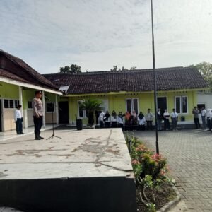 Kapolsek Wonorejo Jadi Pembina Upacara di Yayasan Hidayatul Mubtadiin, Ingatkan Bahaya Kenakalan Remaja