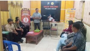 Kanit Reskrim Polsek Krian Sosialisasi Bahaya Narkoba kepada Pemohon SPKT
