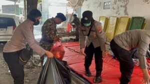 Polwan Polresta Sidoarjo Peduli Kebersihan di Posko Keluarga Korban Santri Ponpes Al Khoziny