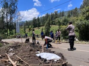 Aksi Cepat Tanggap Polres Probolinggo Tangani Tanah Longsor di Jalur Bromo