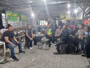 Cangkrukan Kamtibmas Kapolsek Krian Bersama Anggota Wujudkan Kampung Aman