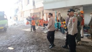 Polwan Polsek Buduran dan Polresta Sidoarjo Turut Bantu di Dapur Umum Kemensos RI, Wujud Nyata Kepedulian Kemanusiaan