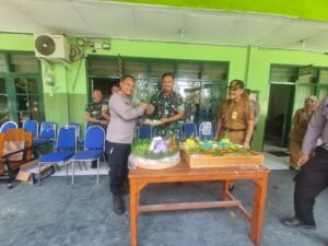 Polsek Sidoarjo Kota Beri Kejutan Nasi Tumpeng di HUT TNI ke 80 Koramil Sidoarjo Kota