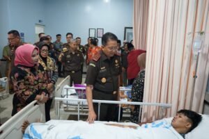 Wabup Sidoarjo dan Kajati Jatim Beri Dukungan Moril Korban Musibah Ponpes Al Khoziny di RSUD R.T. Notopuro