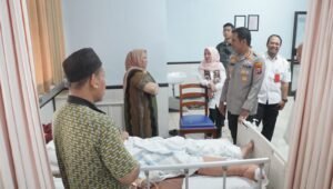 Kapolresta Sidoarjo Jenguk Santri yang Masih dalam Perawatan