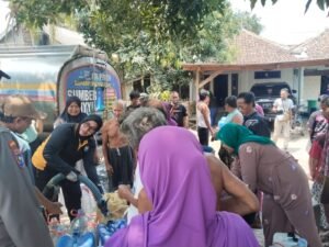 Polsek Sukorejo Datangkan Dua Tangki Air Bersih Warga Kenduruhan Antusias Kepada Polri