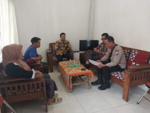 Bhabinkamtibmas dan Babinsa Desa Sarirogo Turun Tangan Selesaikan Perselisihan Warga