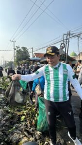 Jaga Kebersihan Sungai, Pemkab Sidoarjo Rutin Bersihkan Sampah di Saringan Mengetan Kanal