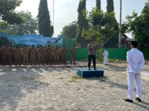 Kapolsek Krembung Jadi Pembina Upacara di SMAN 1 Krembung Dalam Rangka “Cooling System Nusantara 2025”