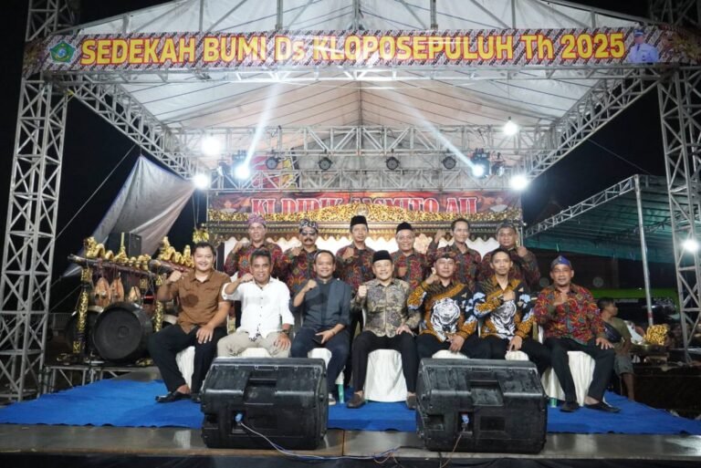 Meski Diguyur Hujan, Ratusan Warga Kloposepuluh Antusias Hadiri Sedekah Bumi Bersama Bupati H.Subandi