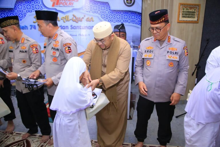 Wujud Peduli Sesama, Humas Polri Berikan Tali Asih Kepada 100 Anak Yatim pada Khatanan HUT Ke-74
