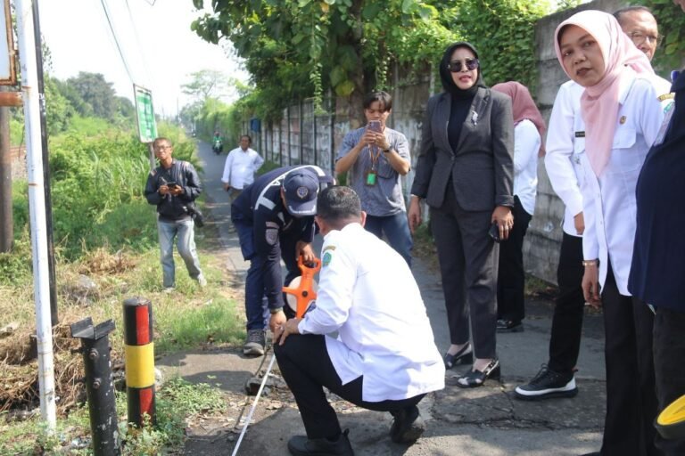 Urai Kemacetan Pemerintah Sidoarjo Perlebar Jalan di Pelintasan Kereta Api Desa Gelam