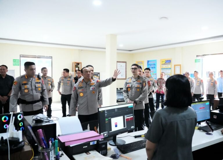 Polri Berbenah: Wakapolri Tinjau Peningkatan Pelayanan SPKT di Denpasar — Jawaban Nyata terhadap Tuntutan Masyarakat akan Pelayanan Cepat, Adil, dan Transparan