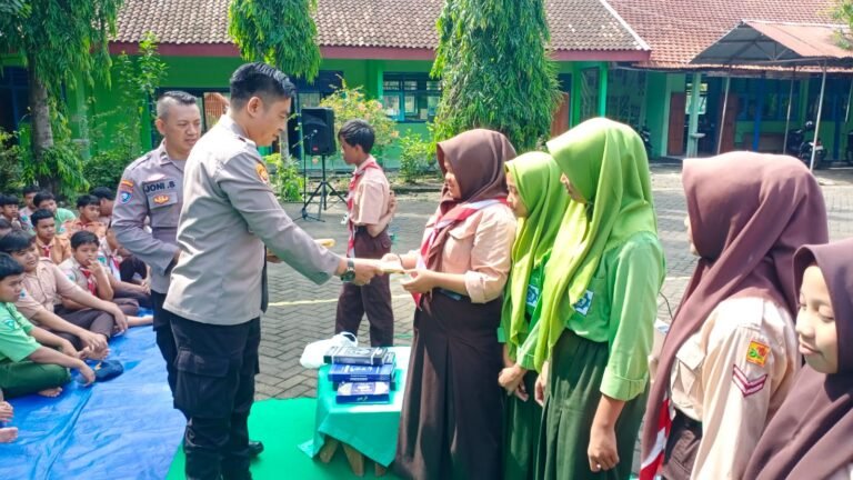Kapolsek Jatikalen Ajak Pelajar SMPN 1 Jatikalen Jadi Generasi Cerdas Tanpa Narkoba
