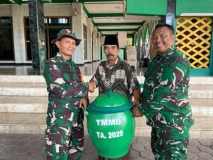 TMMD 126 Sidoarjo Peduli : Masjid Al Hikmah Kedondong Terima Bantuan Kebersihan