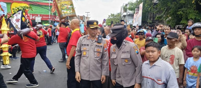 Polsek Krian Amankan Kirab Budaya Sedekah Bumi Perayaan Kongco Kong Tek Cun Ong