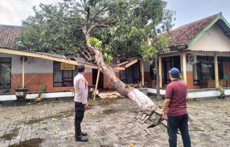Gerak Cepat Polsek Warujayeng Tangani Dampak Angin Kencang di Tanjunganom