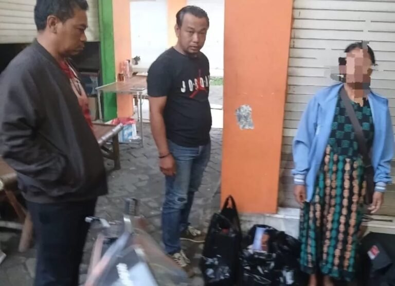 Polsek Taman Gerebek Penjual Rokok Ilegal di Pasar Sepanjang Sidoarjo, Dua Wanita Diamankan