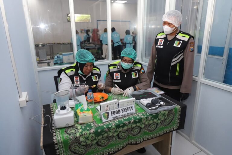 Tim Dokkes Polres Magetan Uji Food Safety di SPPG Poncol