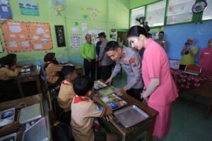 Di SPPG Polres Madiun Ada Menu Nasi Pecel Bergizi untuk Pelajar di Sekolah