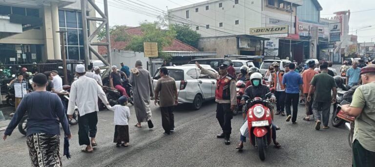Wujud Nyata “Polri untuk Masyarakat”, Anggota Polsek Krian Beri Rasa Aman Jamaah Sholat Jumat