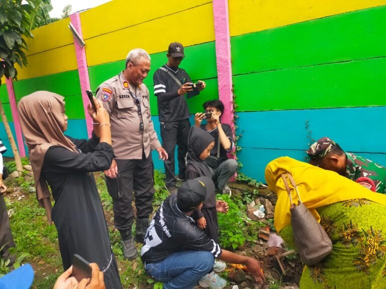 Polsek Krian Amankan Pawai Milad Muhammadiyah ke-113 dan Kegiatan Penanaman Pohon