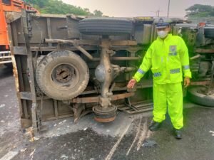 Alami Ban Pecah, Truk Bermuatan Kaca Terguling di Tol Waru Arah Sidoarjo