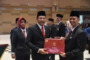Bupati Serahkan Tanda Kehormatan Satyalancana Karya Satya