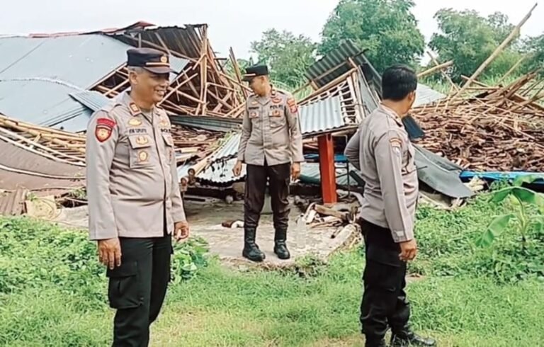 Polsek Kertosono Turun Kelapangan Pastikan Tidak Ada Korban Jiwa Dalam Puting Beliung Desa Drenges